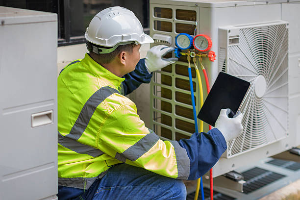 Professional Hvac technician working in Edgewood, WA
